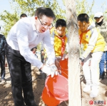 徐海荣在参加秋季全民义务植树活动时强调 加强生态环境建设 大力推进荒山绿化 - 市政府