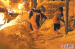 全市1800余辆清雪设备、2.5万名环卫工彻夜工作，近30万吨积雪连夜清运出城 - 市政府